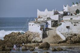 Image du Maroc Professionnelle de  Une famille à gauche accède au Marabout Sidi Abderrahmane sur le rocher de l'îlot du même nom situé à quelques mètres de la corniche de Casablanca, un peu plus loin de la koubba qui abrite le marabout ; Les pèlerins affluent pour se purifier, jeter un sort ou faire un sacrifice , Lundi  6 Janvier 2004. (Photo / Abdeljalil Bounhar) 